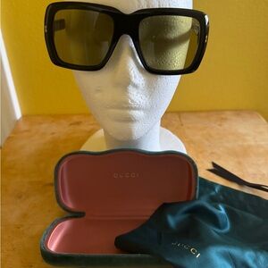 Preowned Gucci Oversized Sunglasses w/Case, Cloth, Care Card & Dustbag